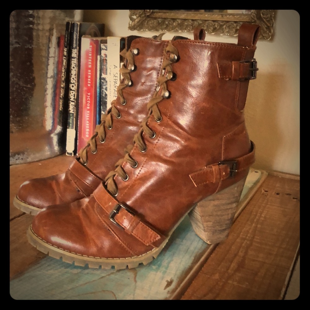 Deena & Ozzy lace up combat booties w/heel w7